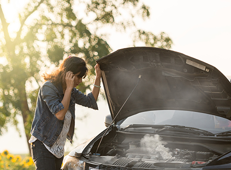 Frau mit offener Motorhaube