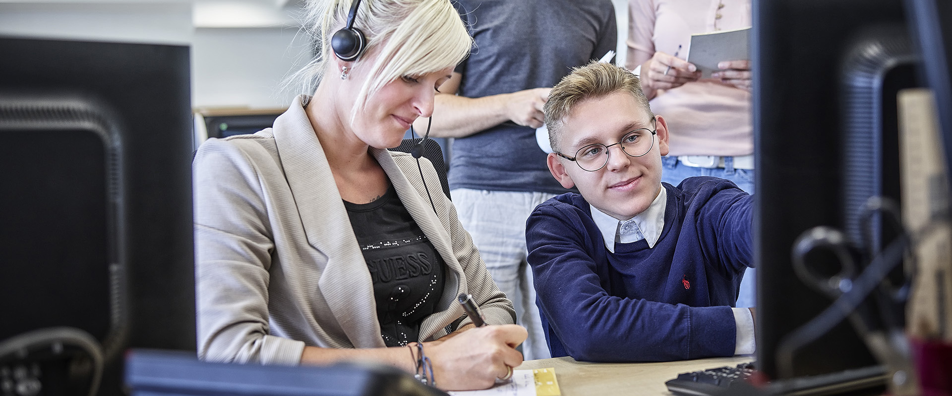 Frau und Kind bei der Arbeit